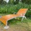 Ghế nằm ngoài trời Cannes Deck Chair làm từ gỗ và kim loại, thiết kế cong thoải mái.