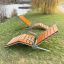 Hai chiếc ghế nằm Marseille Deck Chair bằng gỗ và kim loại đặt trên bãi cỏ xanh.