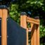 Climbing Booth Nature, wooden playhouse bằng gỗ với các cột chắc chắn và bảng đen cho sân chơi trẻ e