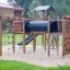 Cấu trúc leo trèo và ống trượt Romping Cottage bằng gỗ cho khu vui chơi trẻ em.
