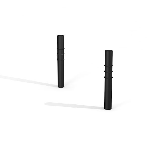 Hai cột đen cho trò chơi Slackline High trên sân chơi.
