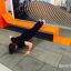 Thiết bị tập thể dục ngoài trời Ribbon Fitness II màu cam với thiết kế đặc biệt.
