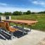 Table & Bench Steel Construction với bàn và ghế gỗ chắc chắn cho khu vực ngoài trời.