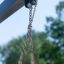 Chi tiết móc xích kim loại của Swing Seat SSL trên sân chơi ngoài trời.