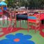 Khu vui chơi trẻ em bằng gỗ với cầu trượt và đường ống, bề mặt Wetpour 45 nhiều màu sắc an toàn.