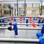 Football Table Game với các tay cầm màu đỏ và xanh trên bàn chơi ngoài trời.