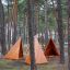 Tipi Nature wooden house bằng gỗ hình chóp tam giác đặt trong khu rừng tự nhiên.
