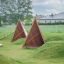 Tipi Nature wooden house bằng gỗ tự nhiên trên sân chơi ngoài trời.
