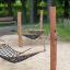 Double Hammock bằng lưới đen và khung gỗ chắc chắn cho khu vui chơi ngoài trời.