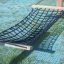 Double Hammock bằng dây thừng đen, khung gỗ, dùng cho khu vui chơi ngoài trời.