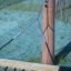 Chi tiết móc và dây kim loại của Double Hammock gắn vào cột gỗ trên sân chơi.