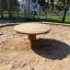 Bàn gỗ tròn cho trẻ em Wooden Table for Children âŚ€ 80 cm đặt trong khu vực cát chơi.