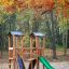 Khu vui chơi trẻ em Mini Play Modern Nature với cầu trượt xanh và thang leo bằng gỗ.