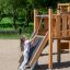 Challenger Modern Nature single slide bằng gỗ với dây kéo hỗ trợ trẻ em leo trèo trên sân chơi ngoài
