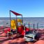 Khu vui chơi All Accessible Mars Playground với cầu trượt đỏ và cấu trúc leo trèo an toàn cho trẻ em