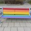 Colourful bench với các thanh gỗ sơn màu sắc cầu vồng, khung kim loại chắc chắn cho khu vui chơi.