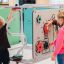 Thiết bị vui chơi Sensory Box với các bánh răng và bảng tương tác cho trẻ em.