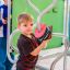 Trẻ em chơi Sensory Box trên thiết bị vui chơi tương tác ngoài trời.