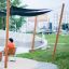 Cấu trúc gỗ với Sun Shades che nắng cho khu vực ghế công viên ngoài trời.