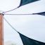 Sun Shades bằng vải căng, được cố định bằng dây xích và cột gỗ cho khu vui chơi ngoài trời.