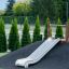 Cầu trượt Hill Slide h150 bằng kim loại trên đồi nhân tạo trong khu vui chơi ngoài trời.