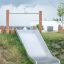 Cầu trượt Hill Slide Wide h120 bằng kim loại gắn trên đồi nhỏ cho khu vui chơi trẻ em.