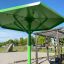 Umbrella màu xanh lá cây cho khu vui chơi ngoài trời, thiết kế hình lục giác chắc chắn.